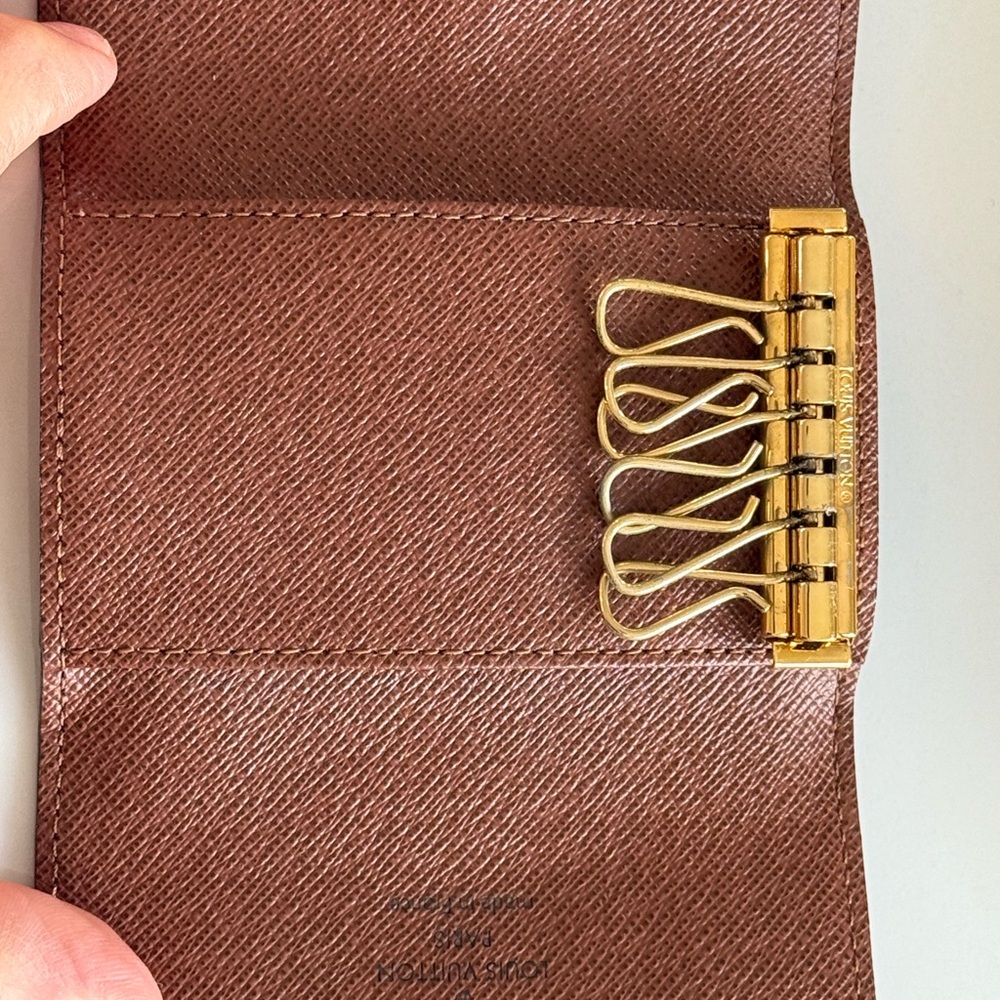 Louis Vuitton Six Key Ring Holder- Authentic, Excellent Condition - Picture 5 of 14